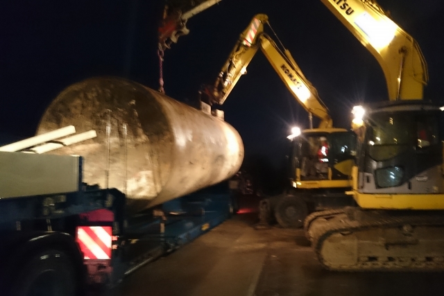 Verladung ausgebauter Erdtanks